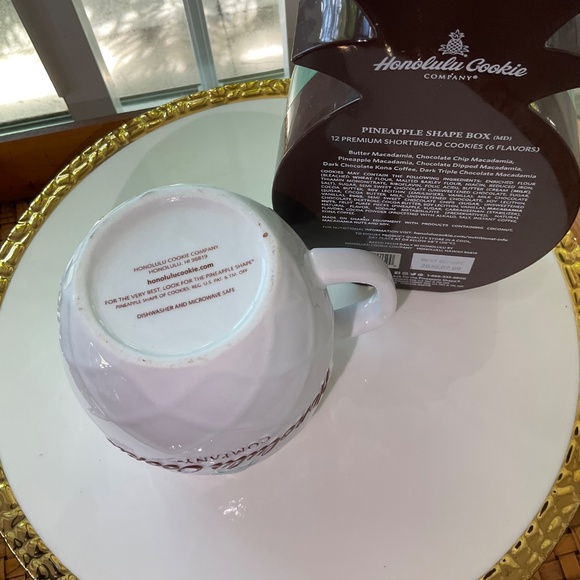 Honolulu Cookie Company Coffee Mug & Empty Pineapple Plastic Box - Picture 3 of 4